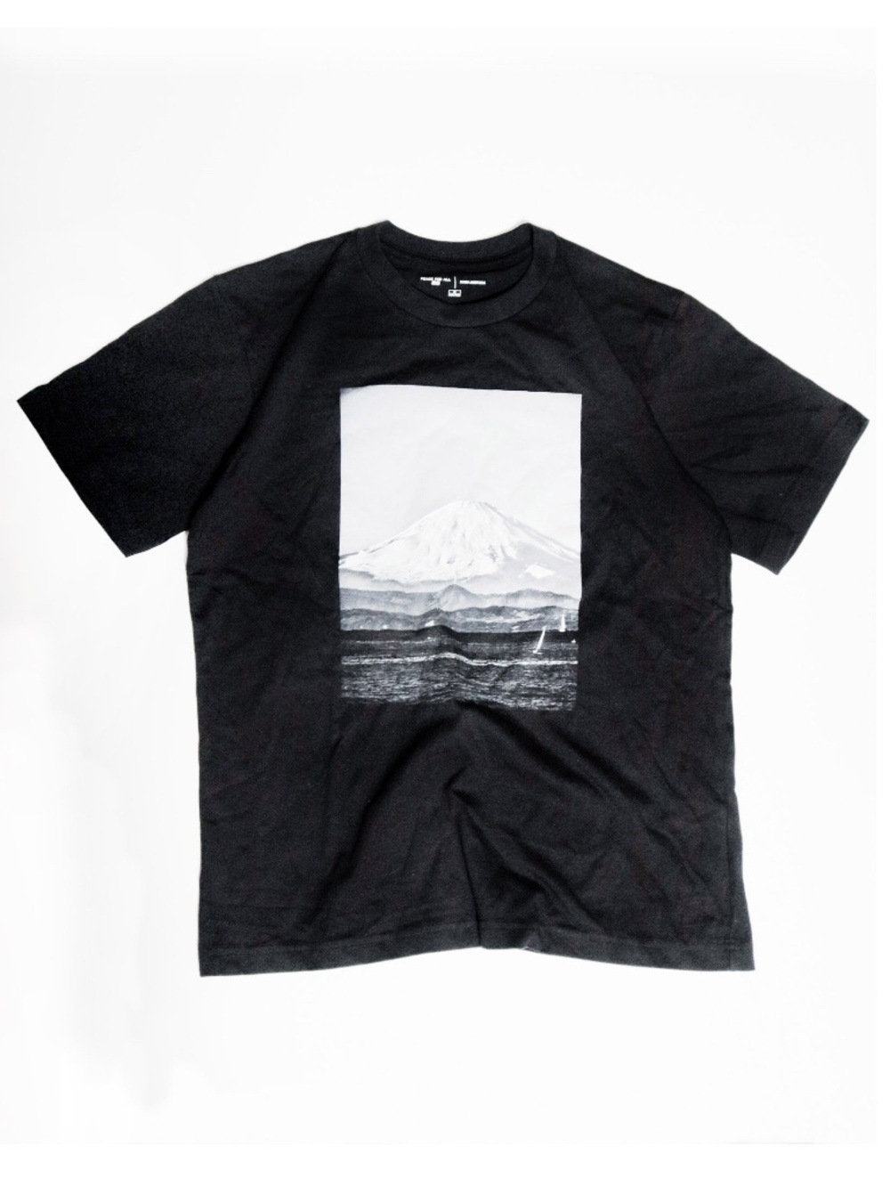 NWOT UNIQLO Mens M Black 'Peace for All' Mountain Graphic T-Shirt Daido Moriyama